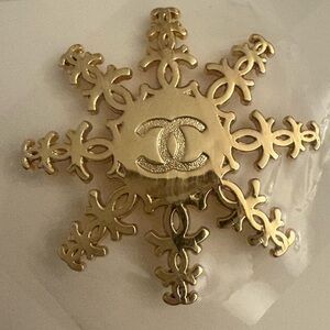 CHANEL Beauté VIP Gift Gold-Tone CC Snowflake Pin/Brooch NWB